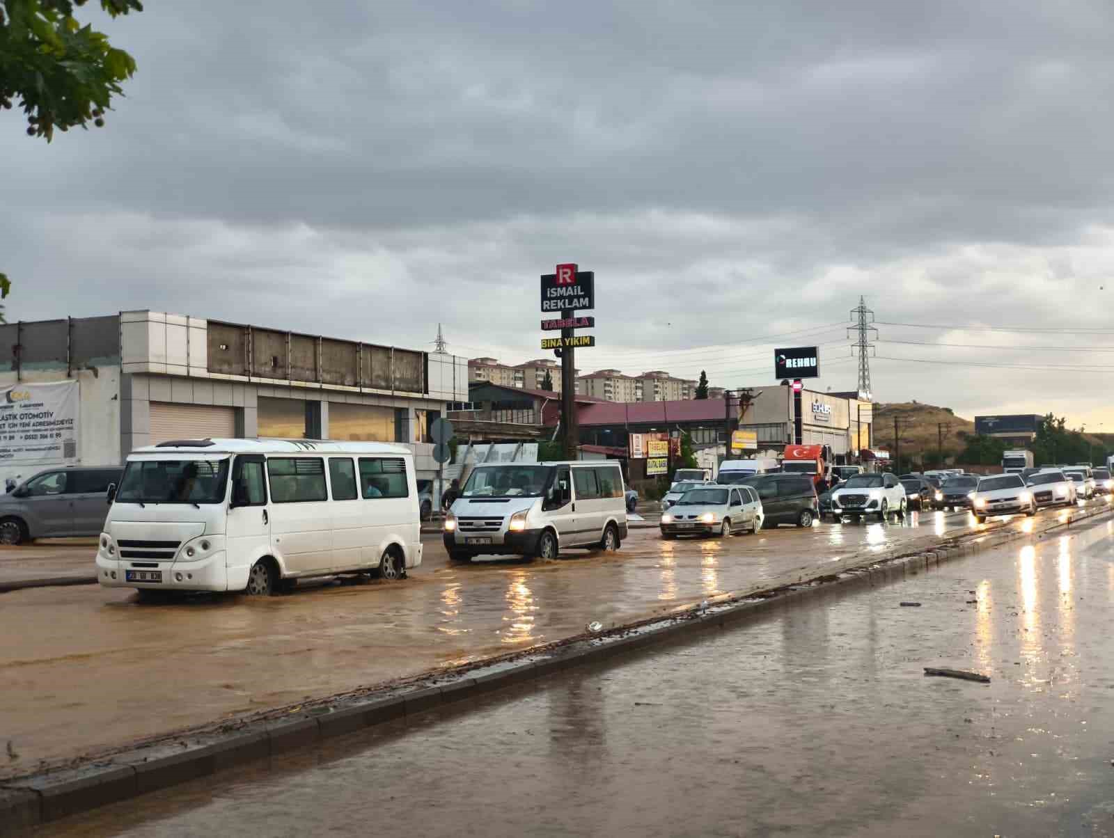 Denizli&rsquo;de sağanak nedeniyle karayolu ulaşıma kapandı