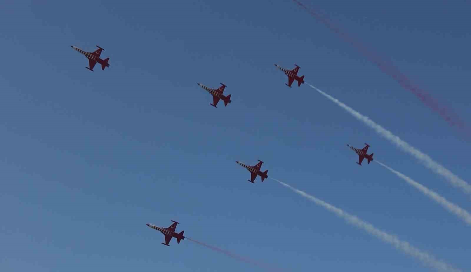 T&uuml;rk Yıldızları&rsquo;ndan Yalova semalarında nefes kesen g&ouml;steri