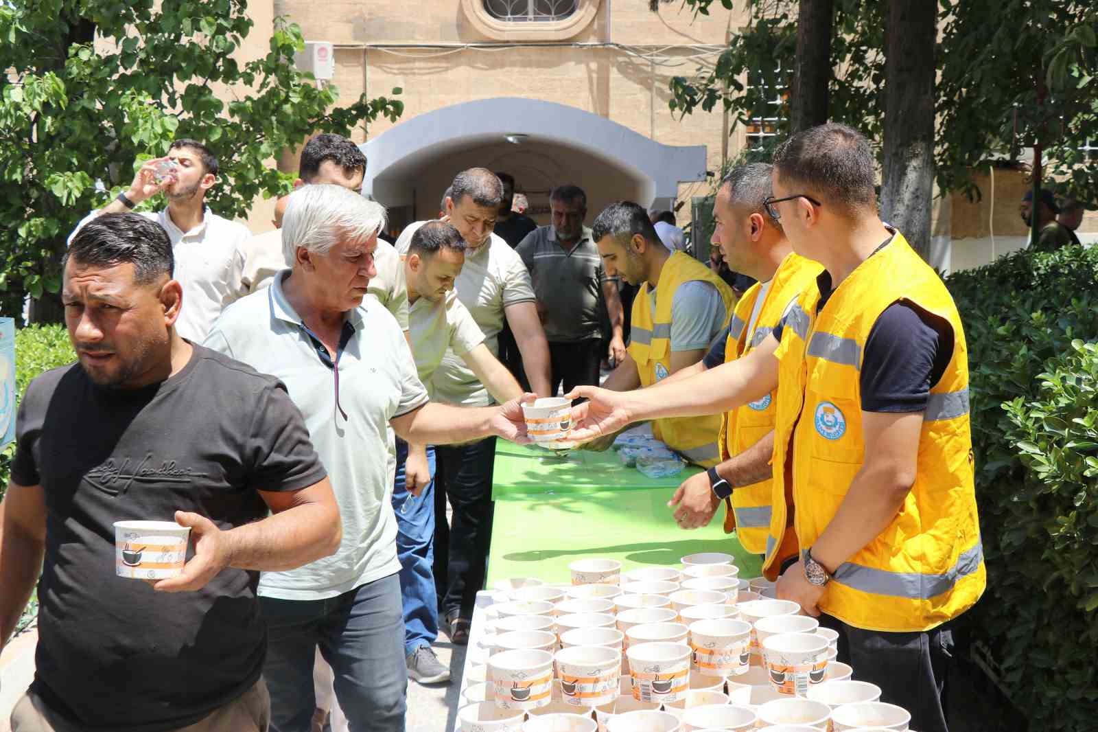 Canpolat vatandaşlarla aşure bereketini paylaştı