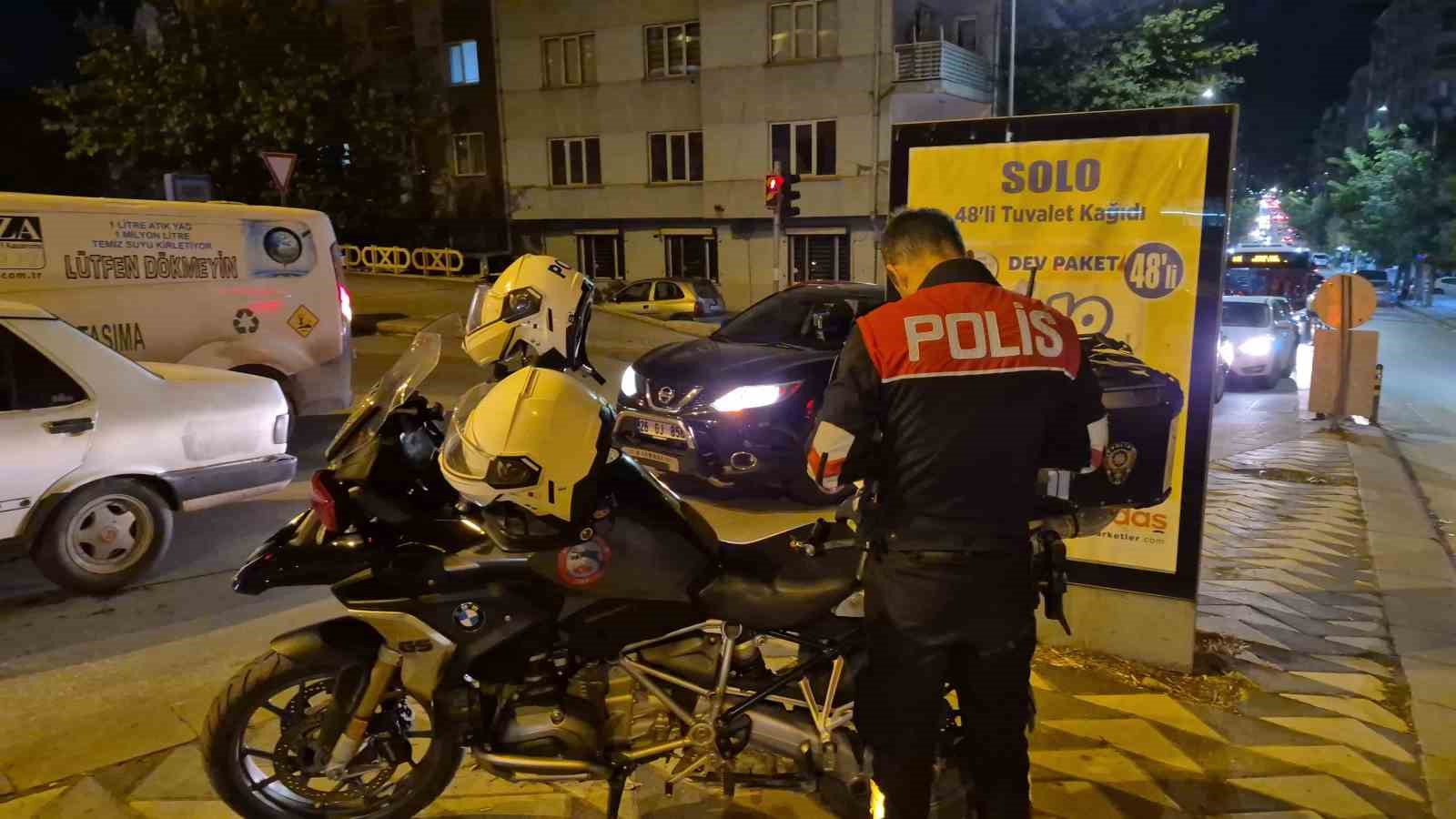 Polisin "dur" ihtarına uymayıp kırmızı ışıkta makas atarak ka&ccedil;an motosikletliye 353 bin lira ceza