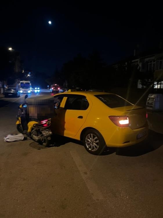 Bolu&rsquo;da taksi ile motokurye &ccedil;arpıştı: 1 yaralı