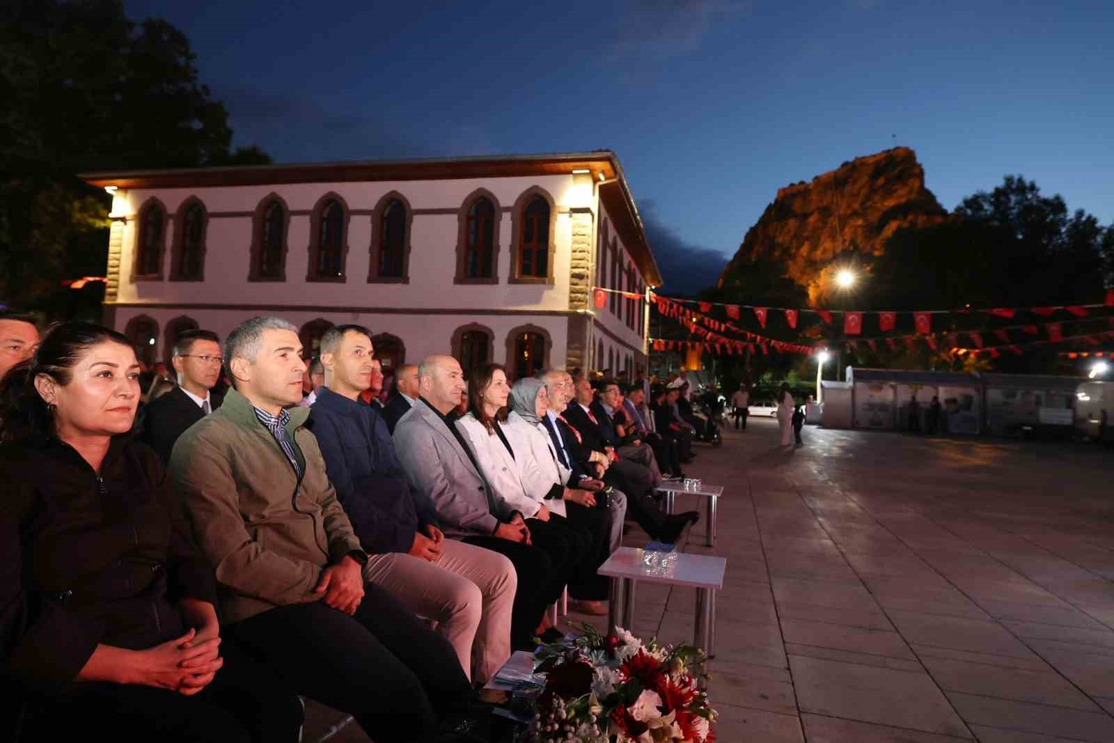 Zafer coşkusu bando ve halk oyunları g&ouml;sterileri ile ta&ccedil;landı
