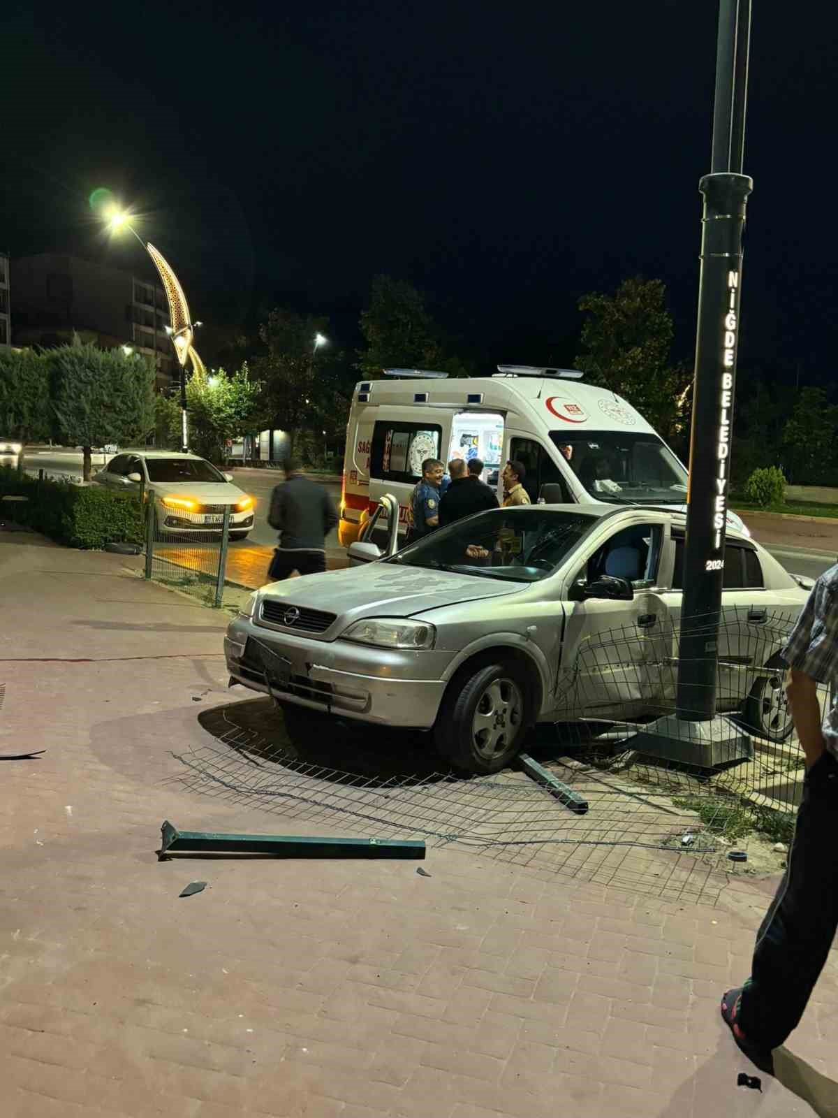 Niğde&rsquo;de otomobil ref&uuml;je &ccedil;ıktı: 1 yaralı