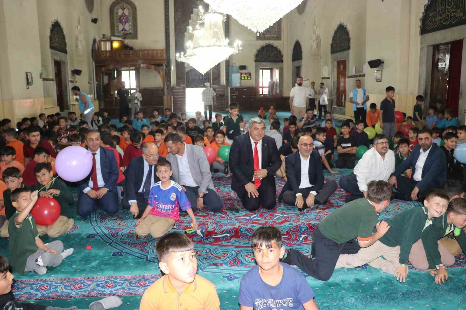 &Ouml;ğrencilere y&ouml;nelik ger&ccedil;ekleştirilen yıl sonu cami şenlikleri başladı