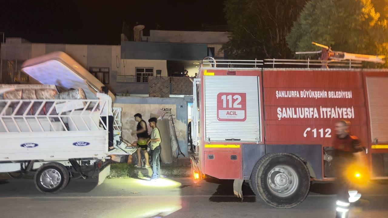 Yükselen alevler mahalleliyi sokağa döktü
