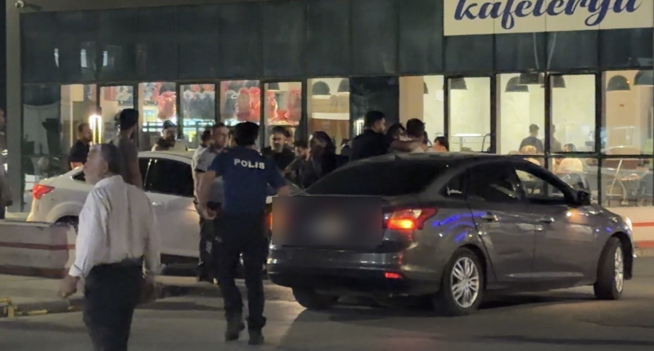 Ara&ccedil;larından inip kavga eden şahıslara olay yerindeki polisten m&uuml;dahale