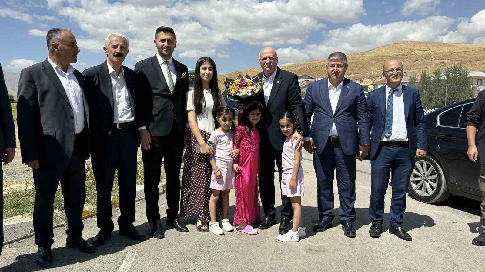 Başkan Şemsi Bayraktar Y&uuml;ksekova&rsquo;da &ccedil;ift&ccedil;ilerle buluştu