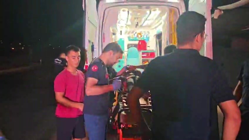 Yağmur suyu tahliye kanalına d&uuml;şen minib&uuml;steki turist yaralandı