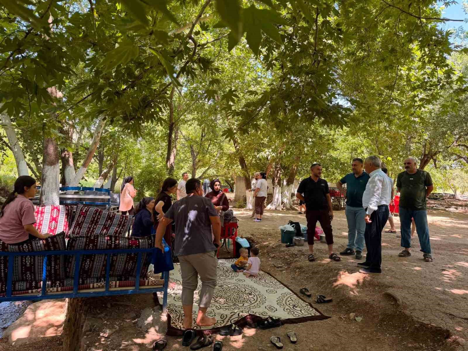 &Ccedil;ermik Belediye Başkanı Karamehmetoğlu, turistlerle bir araya geldi