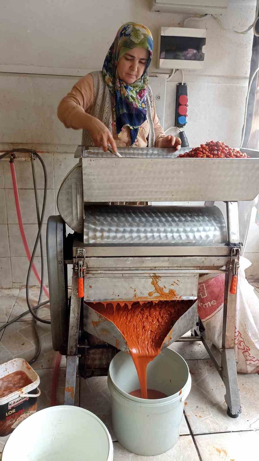 G&uuml;nler s&uuml;ren işlem dakikalara indi: Kuşburnu marmeladı zamanı