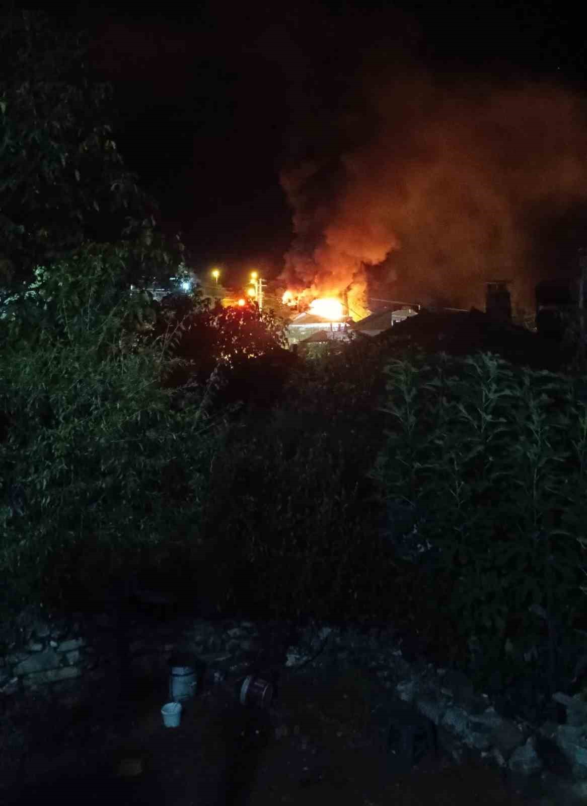 Burdur&rsquo;da geceyi aydınlatan yangın: M&uuml;stakil ev alevlere teslim oldu