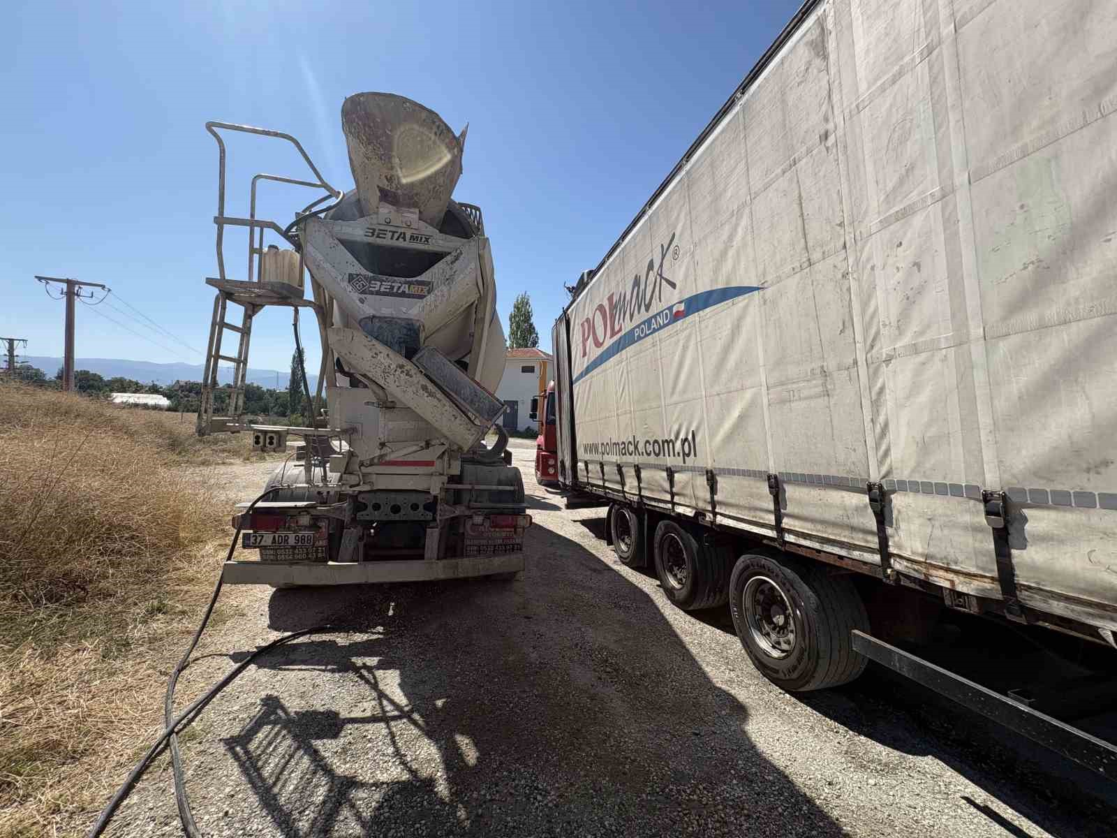 Tırda &ccedil;ıkan yangına, &ccedil;evreden ge&ccedil;en beton mikseri yardıma koştu