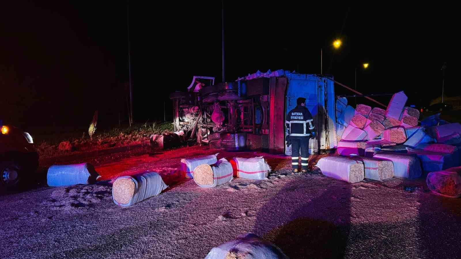 Batman’da saman yüklü kamyon devrildi: 2 yaralı