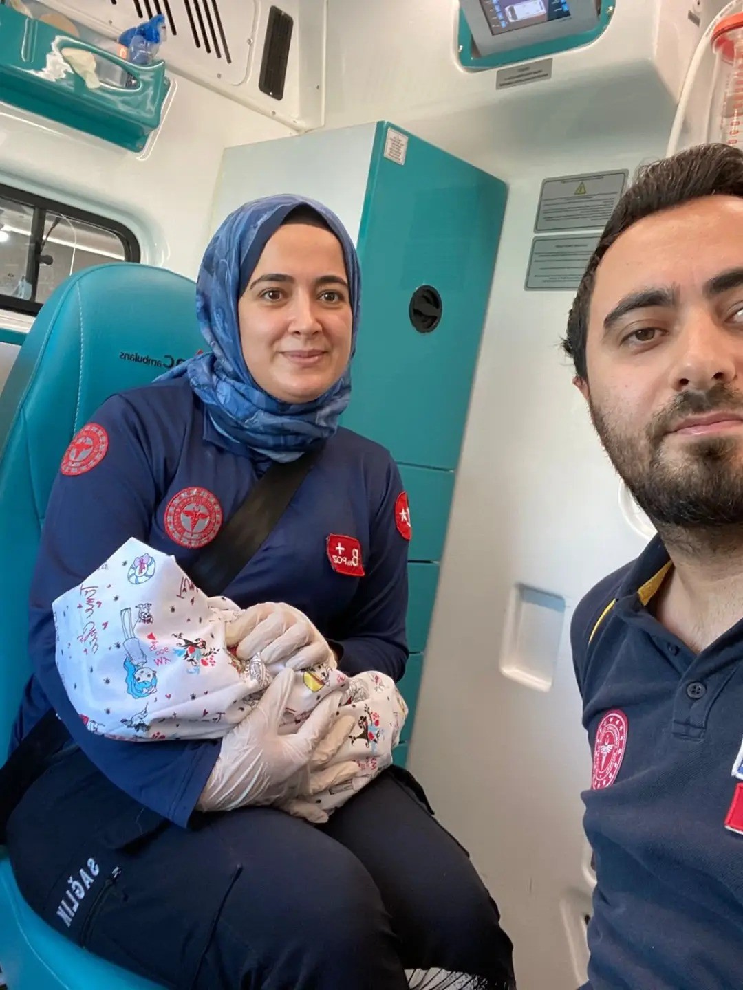 Şırnak’ta anne hastaneye yetişemedi, sağlık ekibi bebeği ambulansta doğurttu