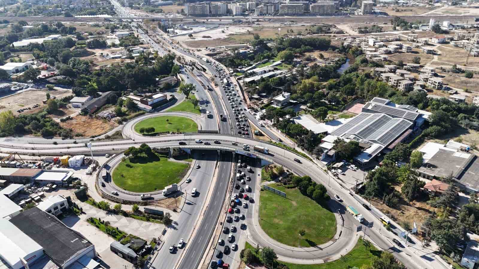 Bursa&rsquo;da Mudanya Yolu&rsquo;ndaki yeni k&ouml;pr&uuml; trafiğe a&ccedil;ıldı: Trafik akışı yeniden d&uuml;zenlendi