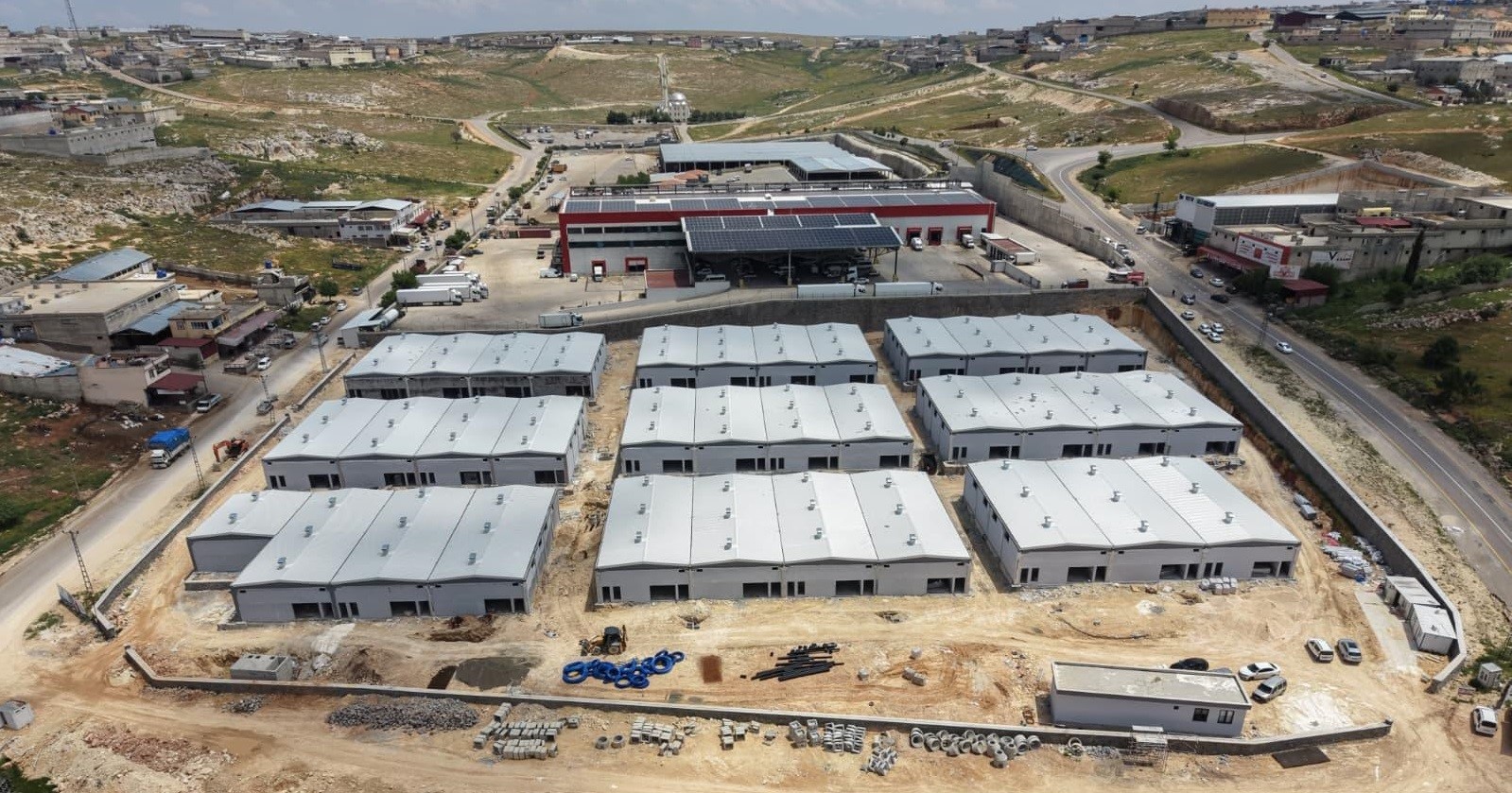 Başkan Şahin, Gazi Konut tarafından yapılan yeni Adak&ccedil;ılar Sitesi&rsquo;ni inceledi