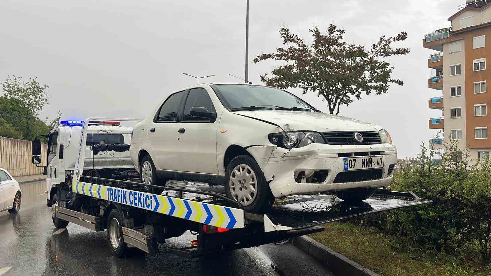 Alanya&rsquo;da kontrolden &ccedil;ıkan otomobil ref&uuml;je &ccedil;ıktı