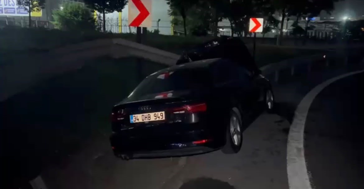 Bah&ccedil;elievler&rsquo;de virajı alamayan otomobil bariyere &ccedil;arptı: 1 yaralı