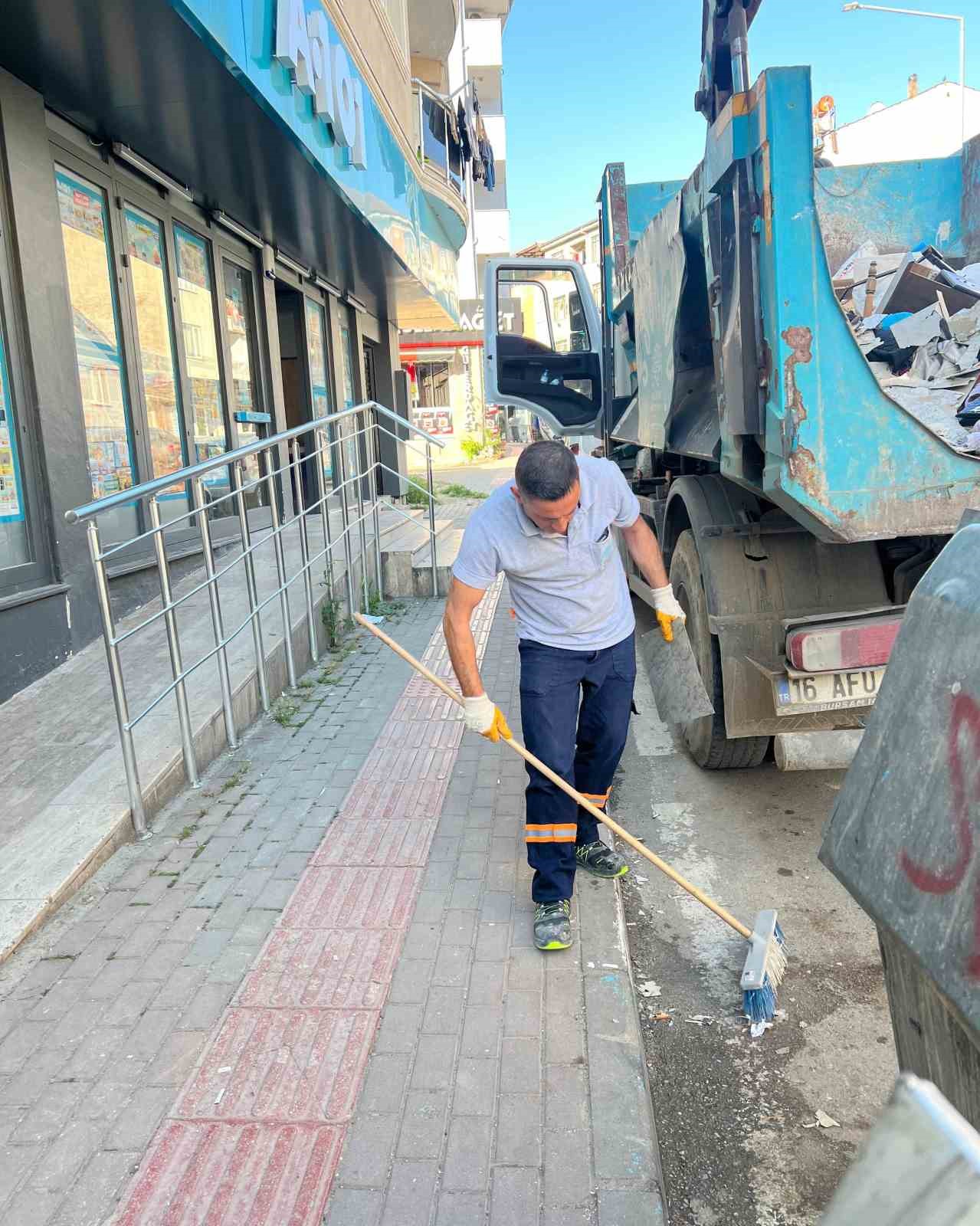 Nil&uuml;fer Belediyesi bayram boyunca sahada