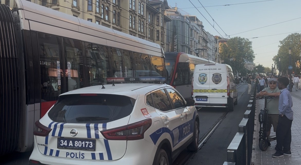 Fatih’te tramvayın altında kalarak ölen çocuğun cenazesi adli tıbba kaldırıldı