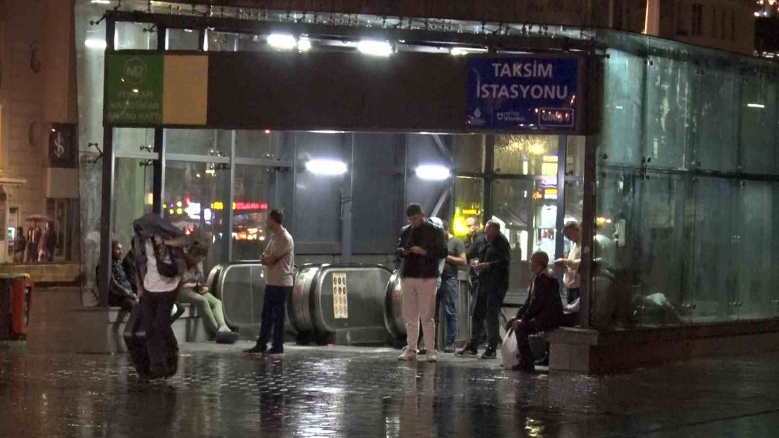 İstanbul&rsquo;da etkili olan sağanakta vatandaşlar tramvaya sığındı