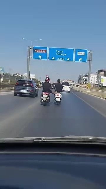 Kara yolunda seyir halindeyken ayağıyla &ouml;n&uuml;ndeki motosikleti itmeye &ccedil;alıştı