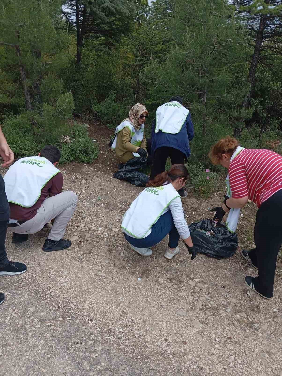 Bilecik’te gençler ormanda çöp toplayarak doğaya nefes oldu
