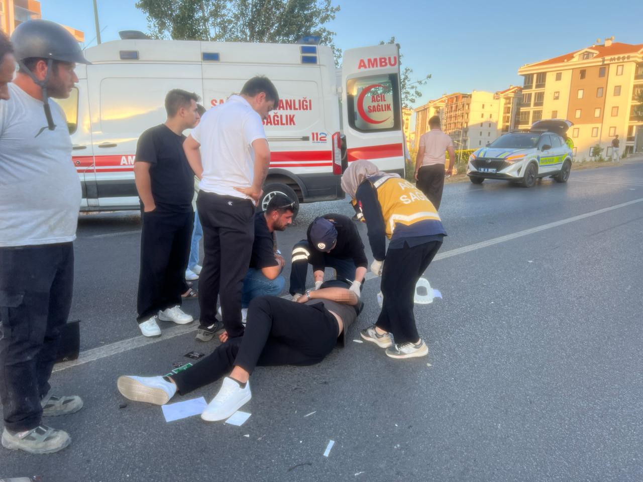 Otomobilin &ccedil;arptığı gen&ccedil; motosiklet s&uuml;r&uuml;c&uuml;s&uuml; yola savruldu