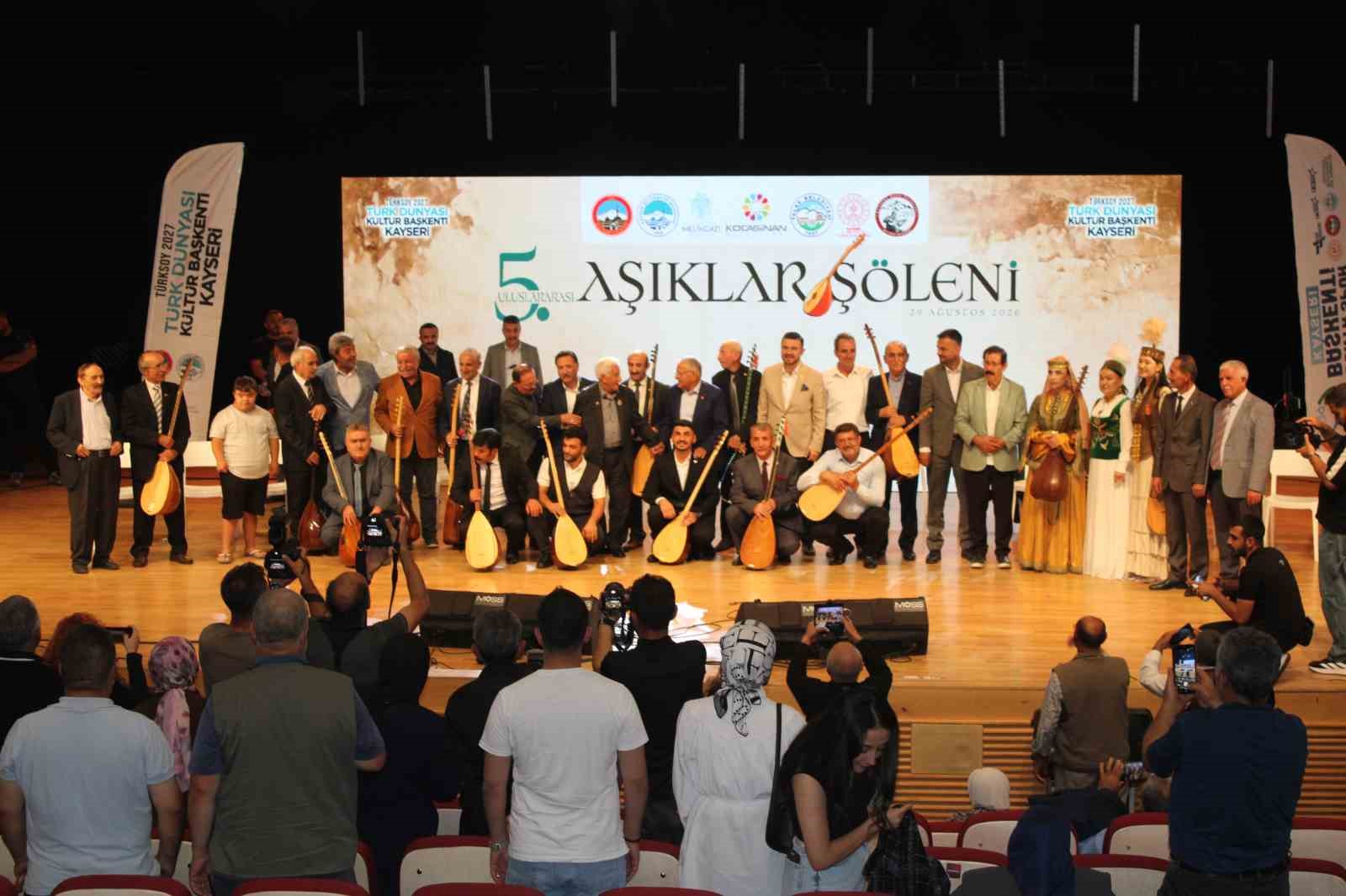 T&uuml;rkiye ve T&uuml;rk D&uuml;nyası&rsquo;ndan aşıklar aynı sahnede buluştu