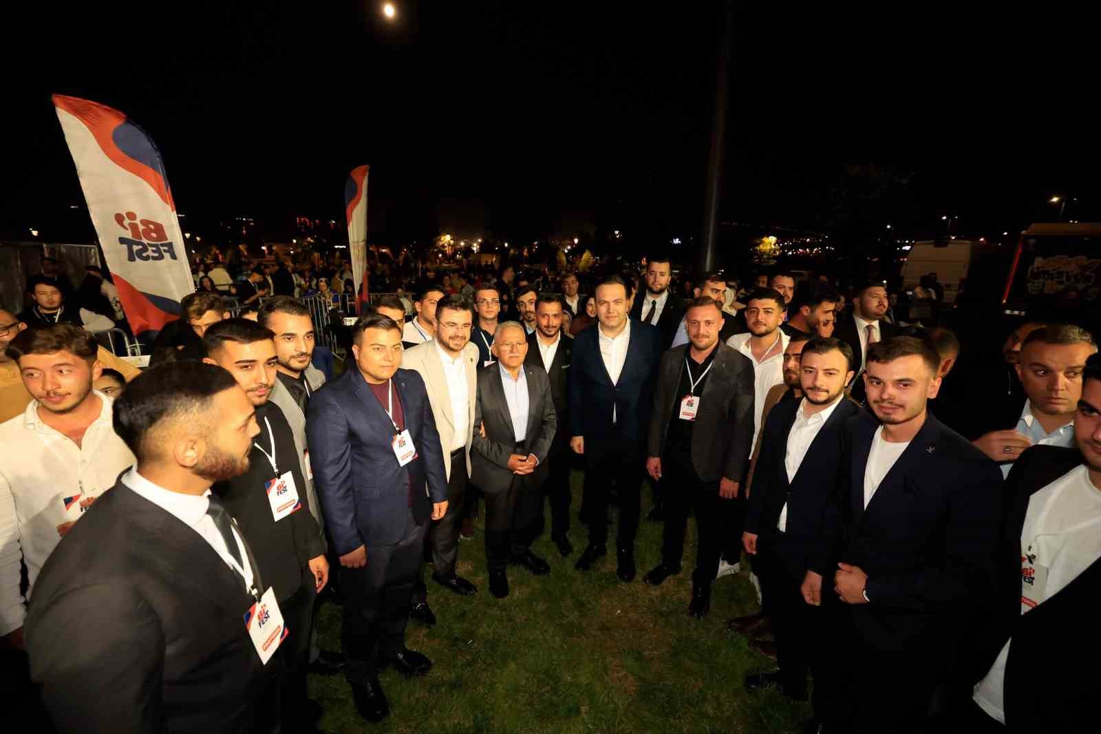 Başkan B&uuml;y&uuml;kkılı&ccedil; gen&ccedil;lerle buluştu
