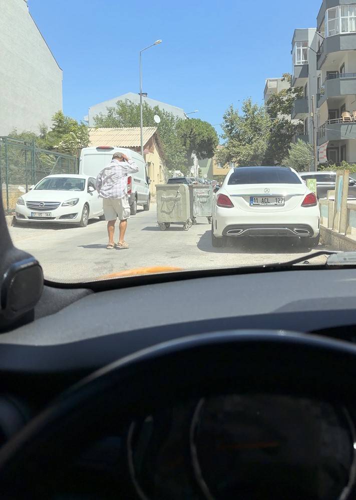 &Ccedil;anakkale&rsquo;de başıboş gezen &ccedil;&ouml;p konteynerleri ile s&uuml;r&uuml;c&uuml;n&uuml;n imtahanı