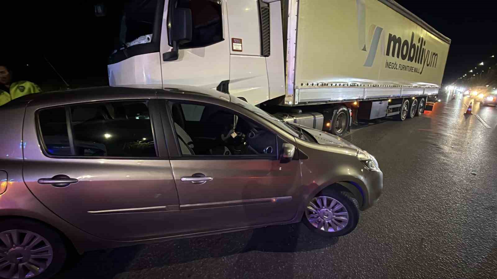 Tır otomobile &ccedil;arpmasıyla maddi hasarlı kaza meydana geldi