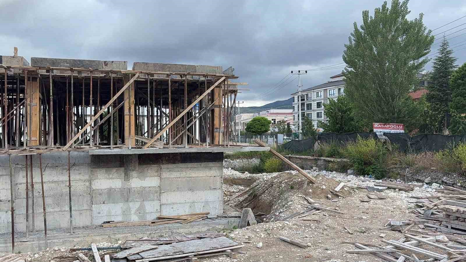 K&uuml;tahya&rsquo;da inşaatta iskele &ccedil;&ouml;kt&uuml;: 4 iş&ccedil;i yaralandı