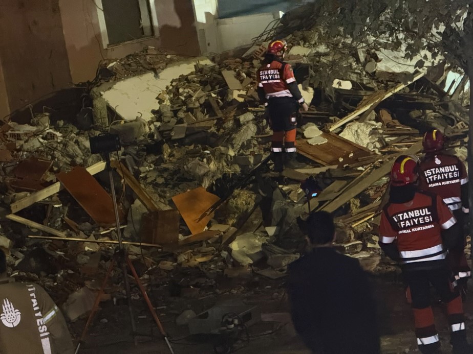 Küçükçekmece’de kentsel dönüşümdeki bina çöktü: 2 kişi yaralandı