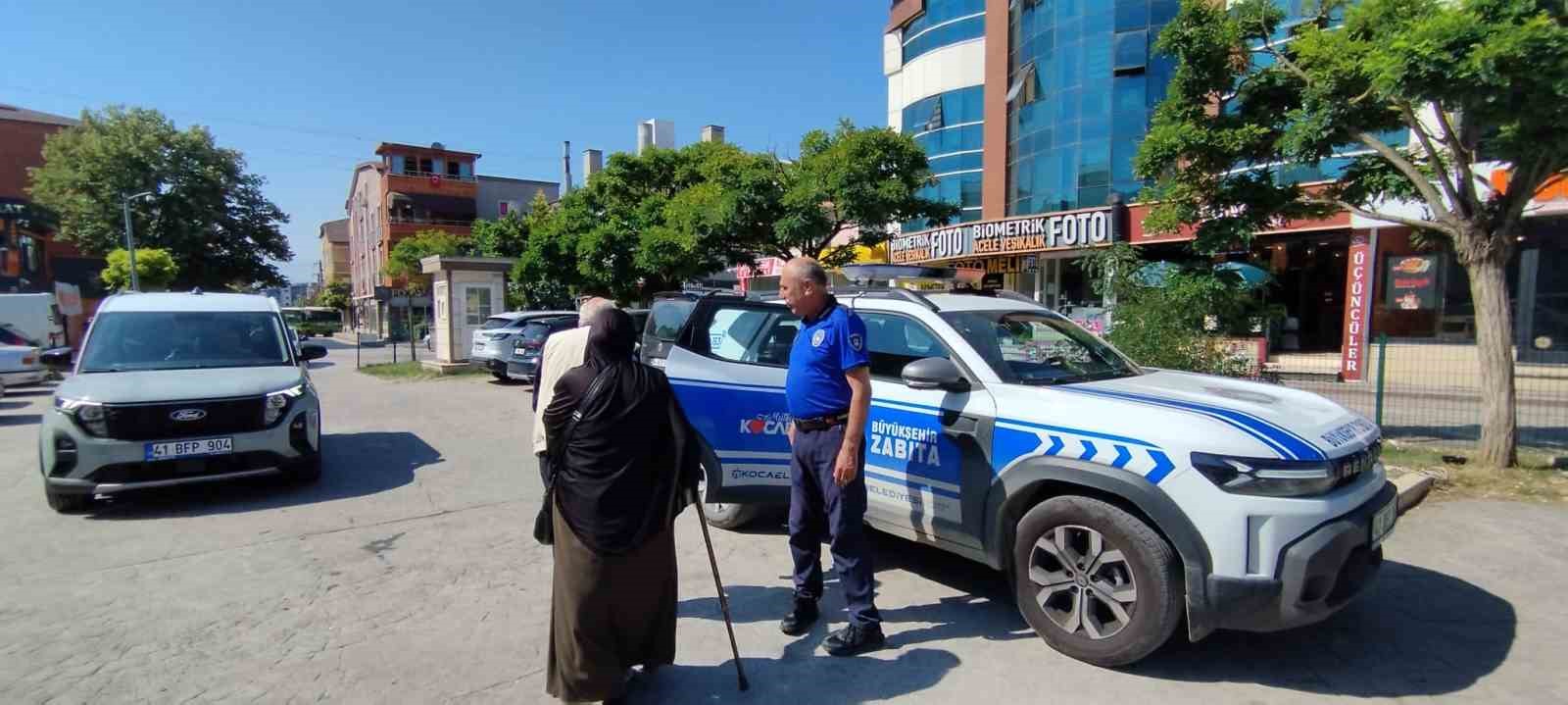 Bel&ccedil;ika&rsquo;dan gelen yaşlı &ccedil;ift yolunu kaybetti, zabıta yardıma koştu