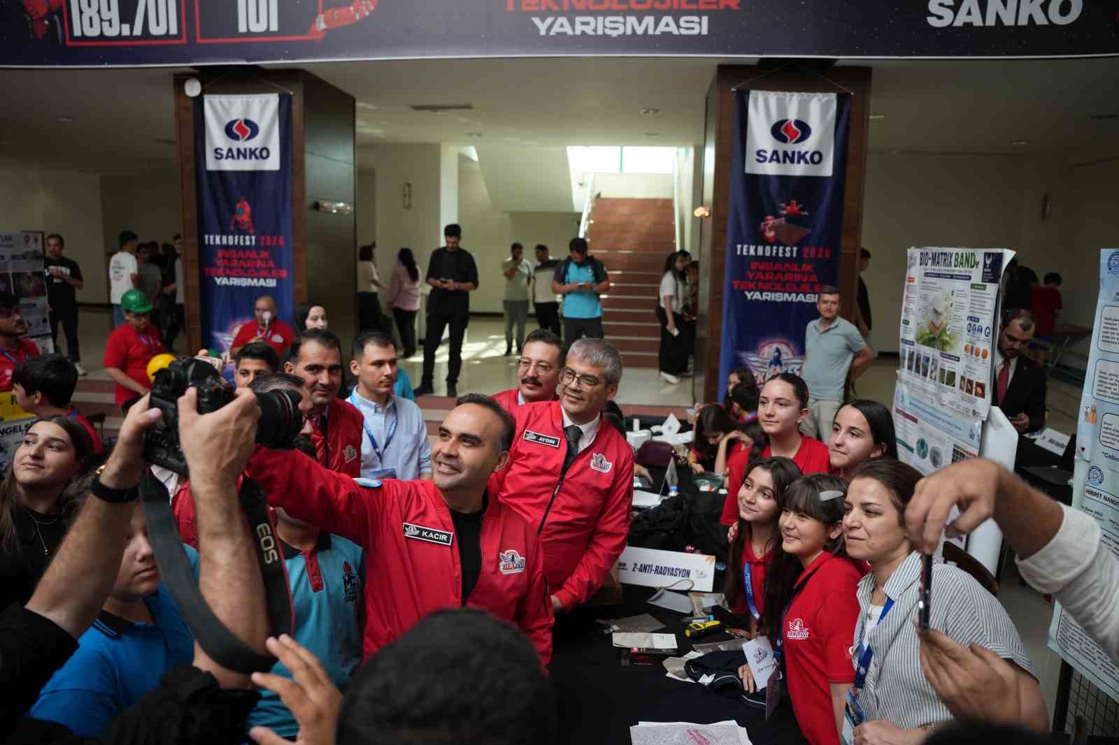 Bakan Kacır ve Sel&ccedil;uk Bayraktar, SANKO y&uuml;r&uuml;t&uuml;c&uuml;l&uuml;ğ&uuml;nde d&uuml;zenlenen Teknofest İnsanlık Yararına Teknolojiler yarışmasını ziyaret etti