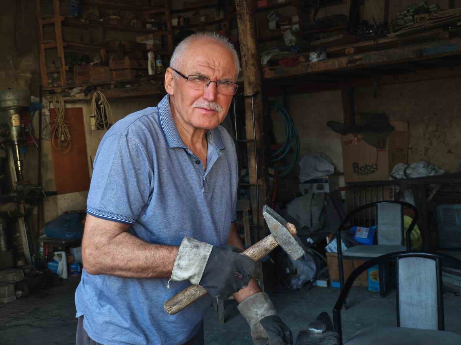 Yarım asırdır demire şekil veren ustanın &ouml;rs başındaki m&uuml;cadelesi s&uuml;r&uuml;yor
