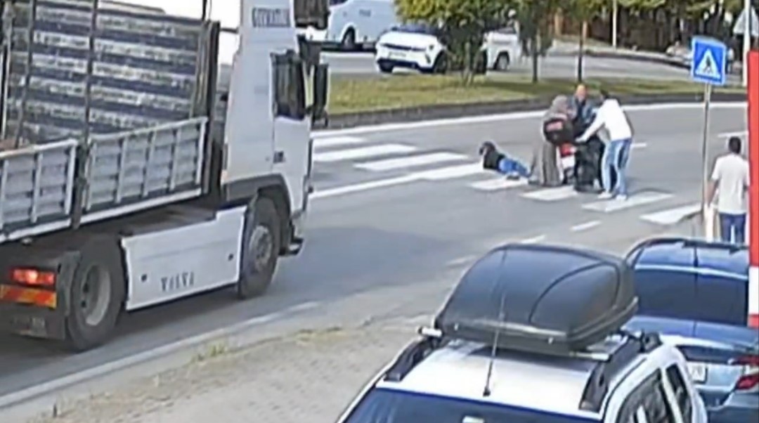 Kırmızı ışığı son anda fark etti, motosikletten d&uuml;şt&uuml;