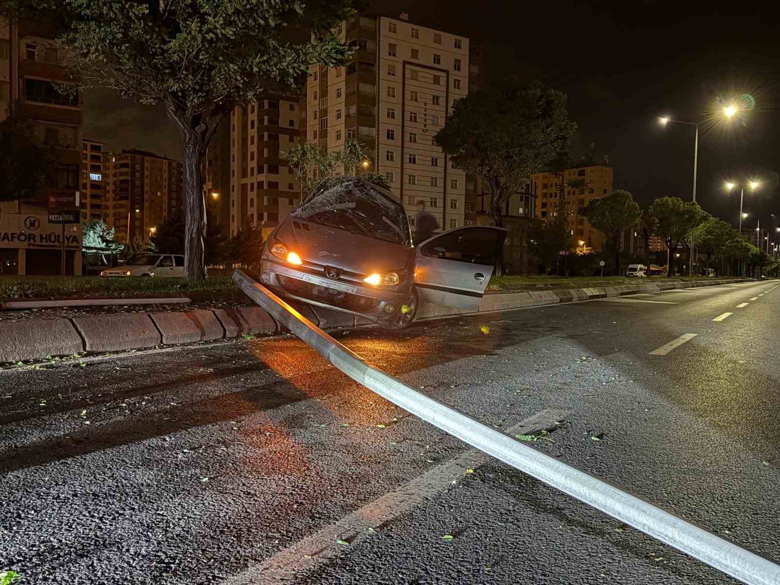 Direksiyon hakimiyetini kaybeden alkoll&uuml; s&uuml;r&uuml;c&uuml; aydınlatma direğini devirdi