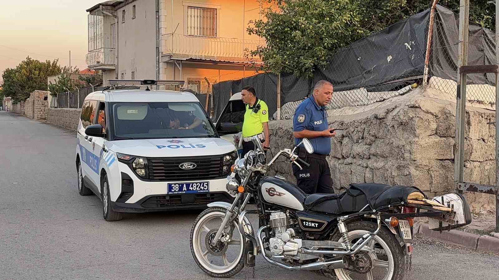 Uygulamada kimlik kontrol&uuml; yapılan &ccedil;ocuğun babası ekiplere mukavemet g&ouml;sterdi