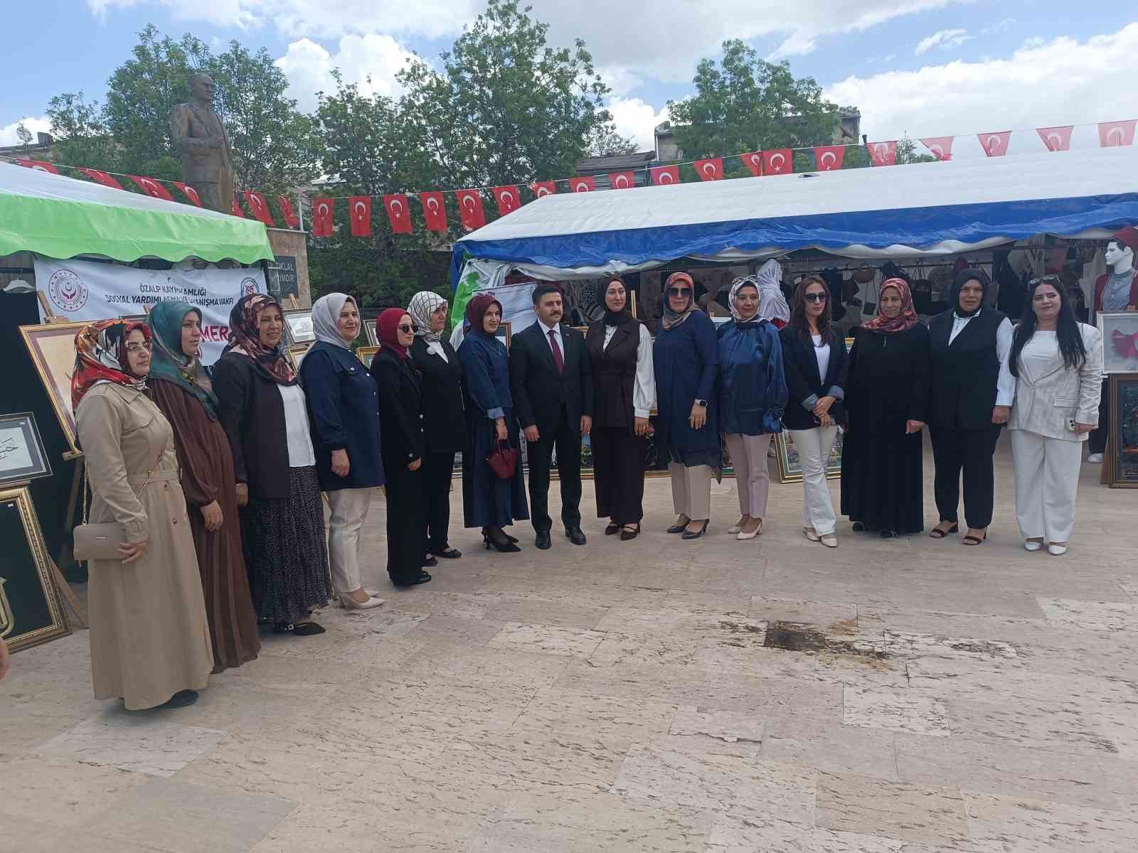 &Ouml;zalp Halk Eğitim Merkezi M&uuml;d&uuml;rl&uuml;ğ&uuml;n&uuml;n yılsonu sergisi yoğun ilgi g&ouml;rd&uuml;