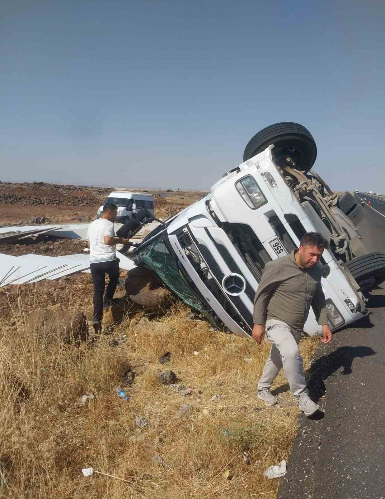 Mobilya y&uuml;kl&uuml; tır devrildi, s&uuml;r&uuml;c&uuml; hafif yaralandı