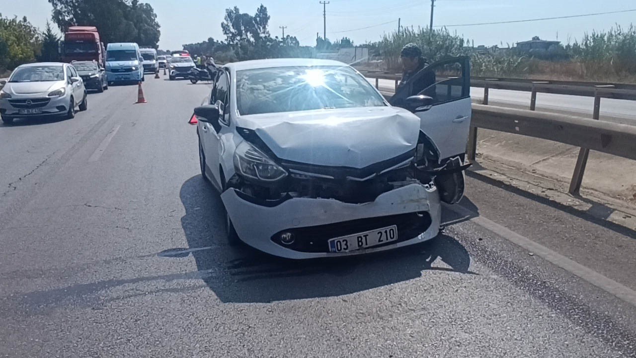 Manavgat&rsquo;ta 3 ara&ccedil;lı zincirleme kaza, trafikte uzun ara&ccedil; kuyruğuna neden oldu