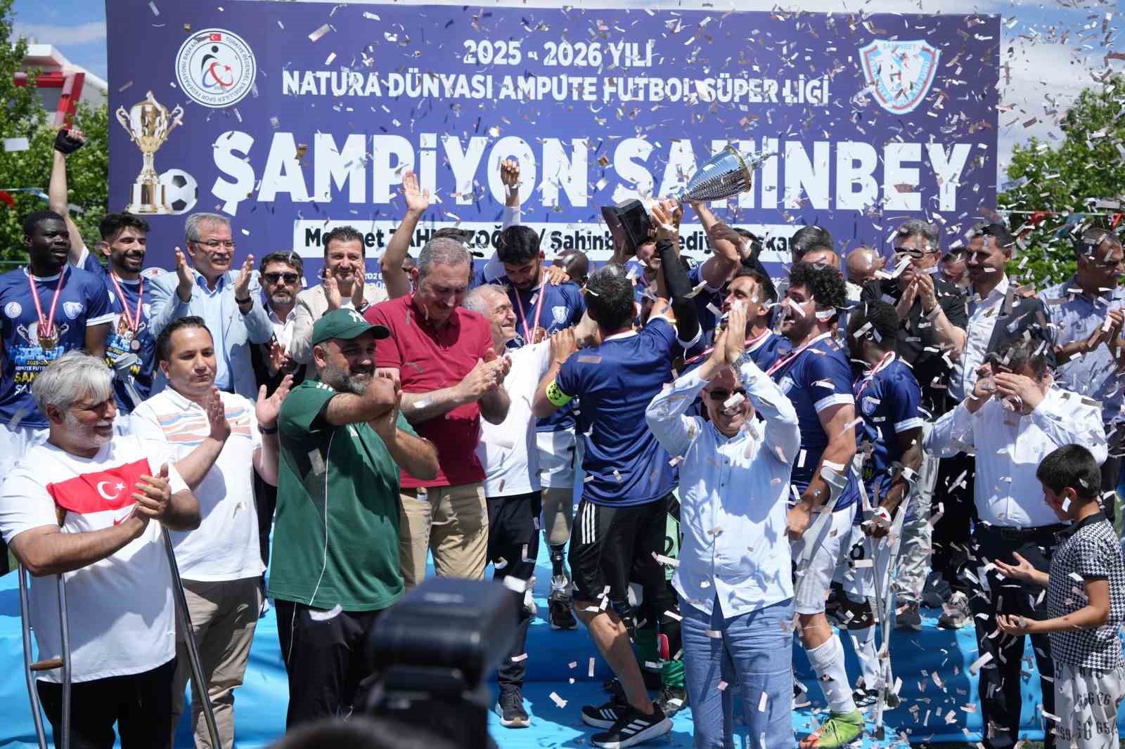 Şahinbey Ampute Futbol Takımı şampiyonluk kupasını kaldırdı
