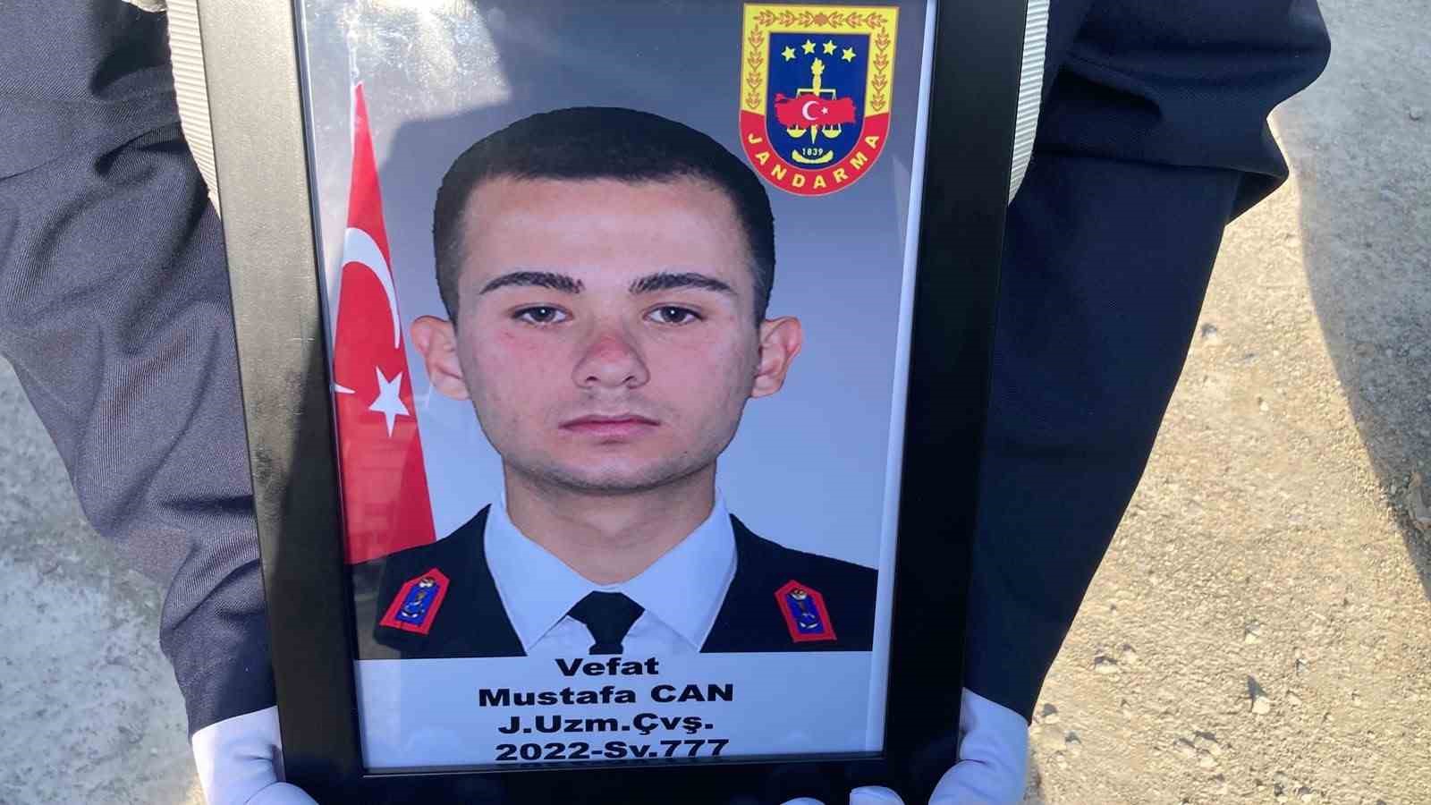 Hastalığa yenik d&uuml;şen 24 yaşındaki uzman &ccedil;avuş t&ouml;renle son yolculuğuna uğurlandı
