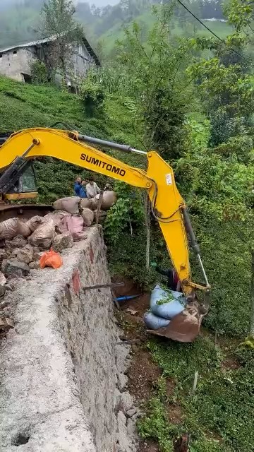 Rize&rsquo;de iş makinesiyle &rsquo;&ccedil;ay taşıma operasyonu&rsquo;