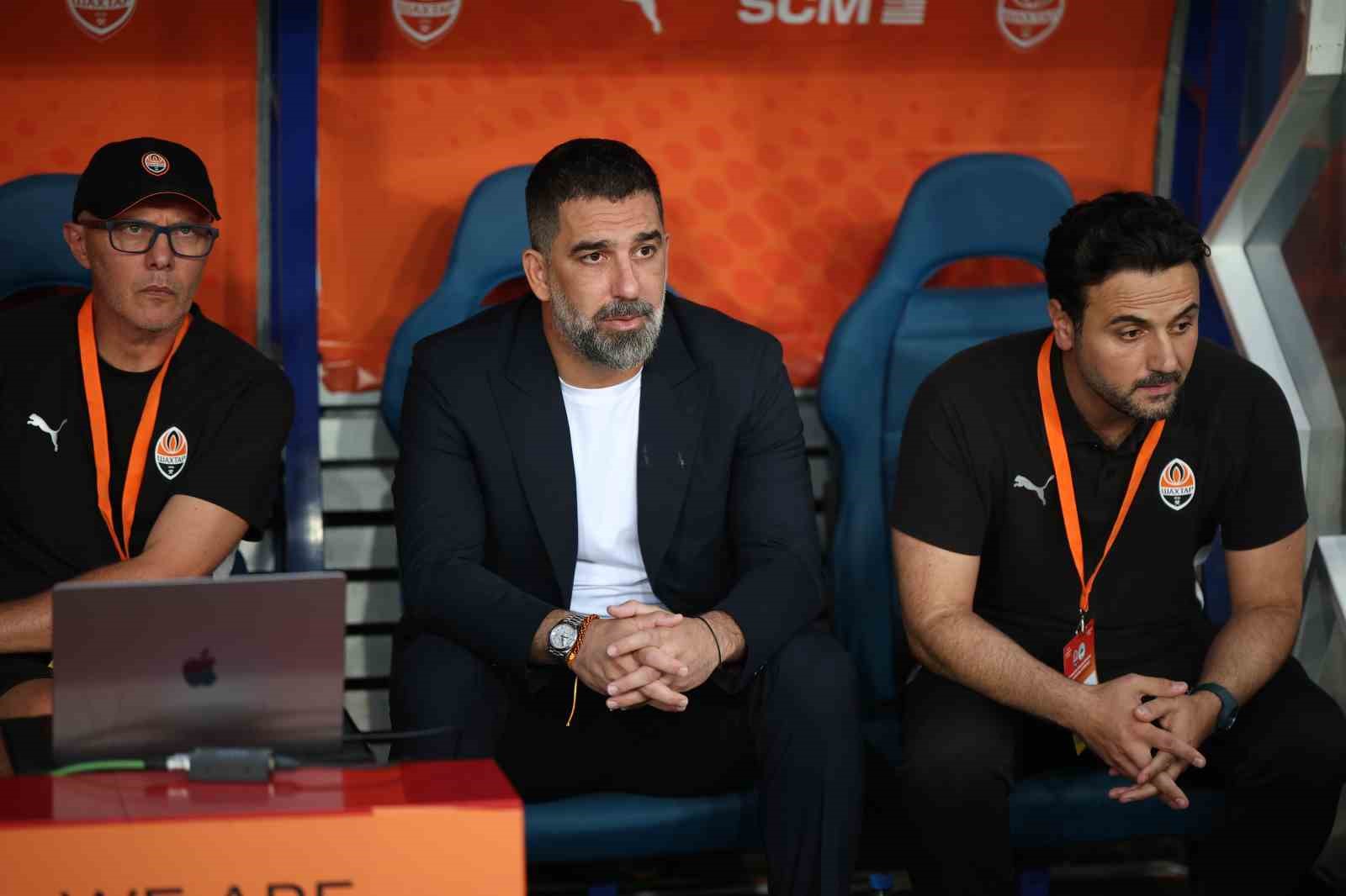 Arda Turan, Ukrayna&rsquo;da yılın teknik direkt&ouml;r&uuml; se&ccedil;ildi