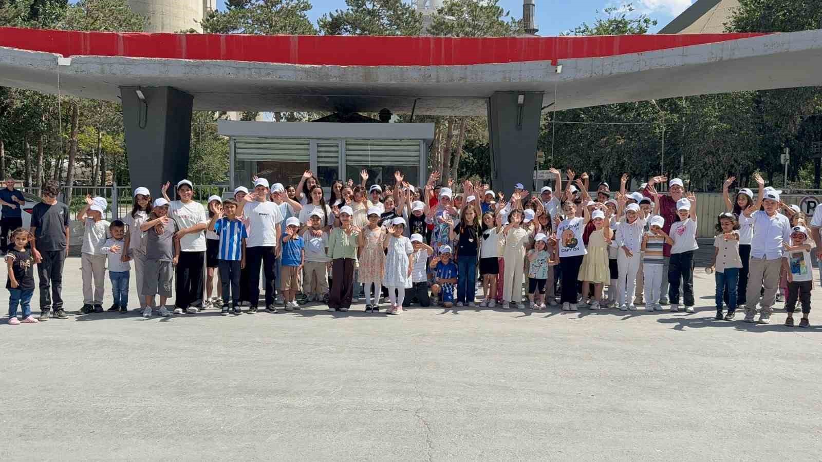 Aşkale &ccedil;imento tesisleri &ccedil;ocukları ağırladı
