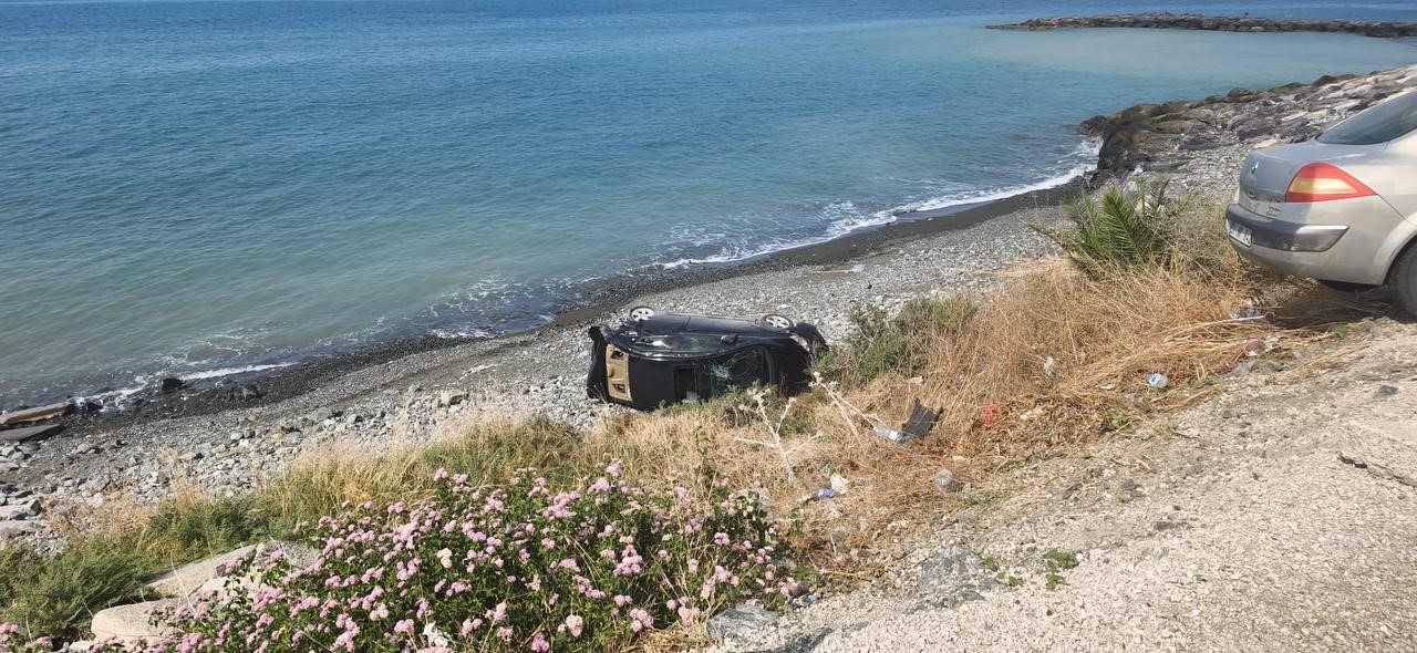 Arsuz&rsquo;da u&ccedil;urumdan yuvarlanan otomobilin s&uuml;r&uuml;c&uuml;s&uuml; yaralandı