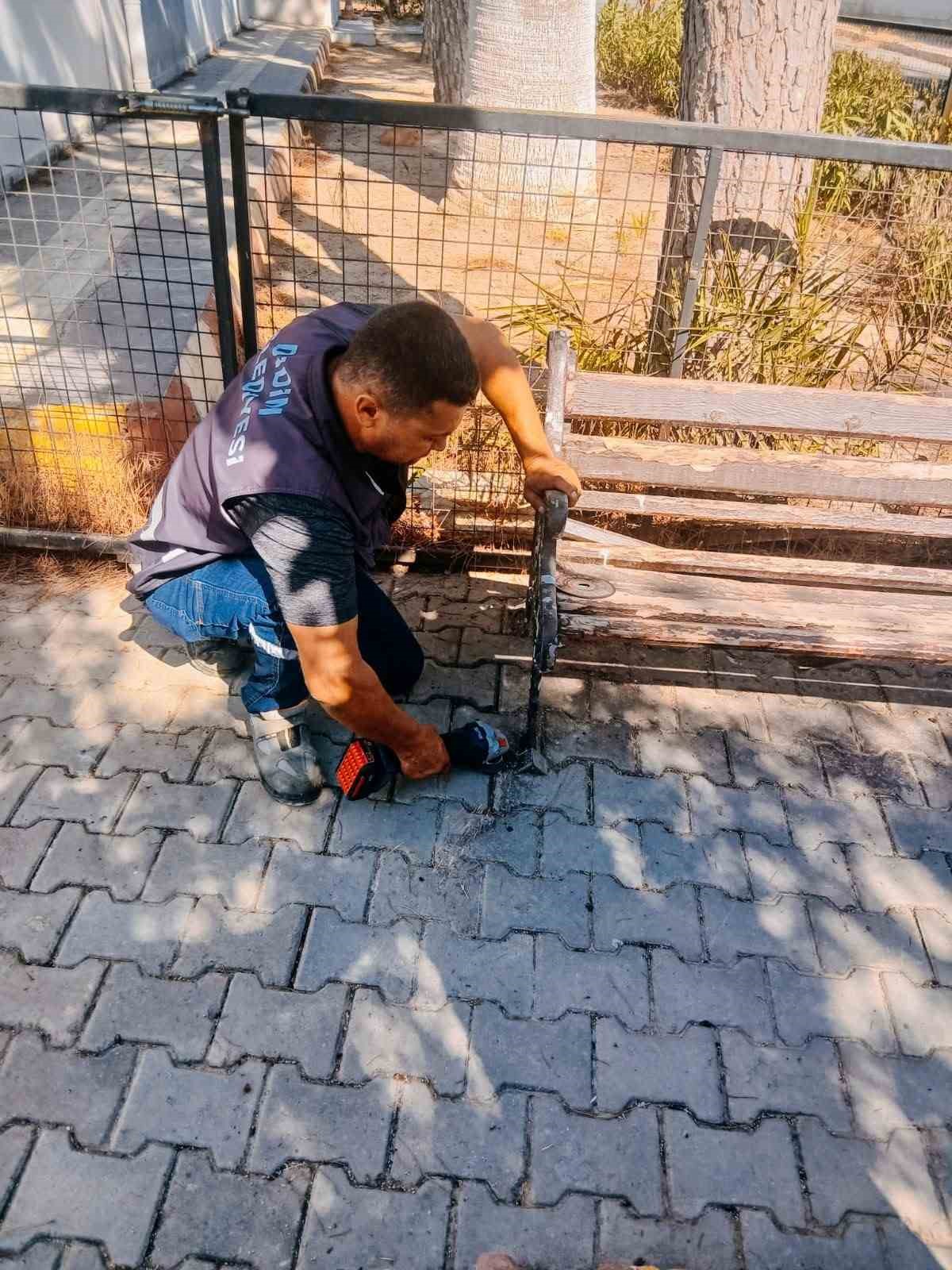 Didim Belediyesi parklardaki bakım ve onarım &ccedil;alışmalarını s&uuml;rd&uuml;r&uuml;yor